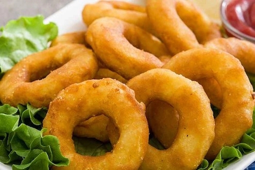 Calamari pane cu sos sweet-chilly