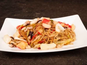 Noodles cu fructe de mare